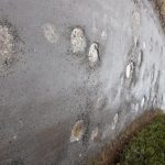 Obyvatelé sezimovoústecké ulice Nad Mýtem chodí potmě cestou, která je samá díra