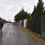 Obyvatelé sezimovoústecké ulice Nad Mýtem chodí potmě cestou, která je samá díra