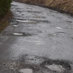 Obyvatelé sezimovoústecké ulice Nad Mýtem chodí potmě cestou, která je samá díra
