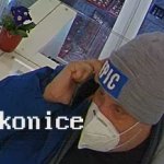 Dvojice mužů loupila ve zlatnictví. Poznáte je?