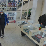 Dvojice mužů loupila ve zlatnictví. Poznáte je?