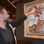 Od obdivu děl Salvadora Dalího dospěl Michael Kučera k dekorativnímu umění a dekalku
