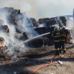 Fotoreportáž hasičů z požáru v papírnách Větřní