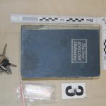 Leguán vozil drogy. Používal upravené auto, falešnou lékárničku, trezor ve slovníku. Policie dealera zadržela