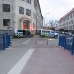 Řidič mercedesu poškodil čtyři auta, z místa nehody utekl