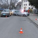 Řidič mercedesu poškodil čtyři auta, z místa nehody utekl