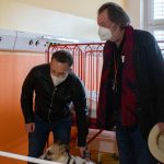 Bolek Polívka potěšil pacienty i sestřičky dětského oddělení táborské nemocnice. Přivezl Gumpa