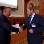 Tomáš Hodík ze Sezimácké střední vyhrál celostátní soutěž v programování CNC strojů. Cenu převzal od ministra Síkely