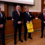 Tomáš Hodík ze Sezimácké střední vyhrál celostátní soutěž v programování CNC strojů. Cenu převzal od ministra Síkely