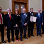 Tomáš Hodík ze Sezimácké střední vyhrál celostátní soutěž v programování CNC strojů. Cenu převzal od ministra Síkely