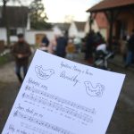 VIDEO: Caparti v Putimi vynesli smrtku k řece, dospělí ji vykoupali v Blanici