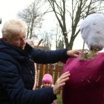 VIDEO: Caparti v Putimi vynesli smrtku k řece, dospělí ji vykoupali v Blanici