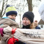 VIDEO: Caparti v Putimi vynesli smrtku k řece, dospělí ji vykoupali v Blanici