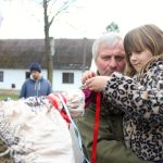 VIDEO: Caparti v Putimi vynesli smrtku k řece, dospělí ji vykoupali v Blanici