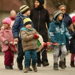 VIDEO: Caparti v Putimi vynesli smrtku k řece, dospělí ji vykoupali v Blanici