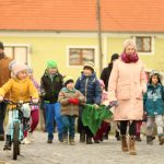 VIDEO: Caparti v Putimi vynesli smrtku k řece, dospělí ji vykoupali v Blanici