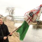 VIDEO: Caparti v Putimi vynesli smrtku k řece, dospělí ji vykoupali v Blanici
