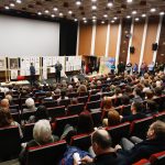 Studenti prodejem výtvarných děl vybrali čtvrt milionu pro ukrajinské rodiny