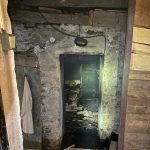 PŘIDÁNO FOTO: Hasiči při požáru museli vynášet dřevo a uhlí z kotelny