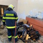 PŘIDÁNO FOTO: Hasiči při požáru museli vynášet dřevo a uhlí z kotelny