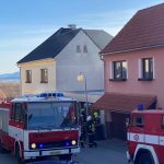 PŘIDÁNO FOTO: Hasiči při požáru museli vynášet dřevo a uhlí z kotelny
