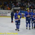 VIDEO: Táborští hokejisté oslavili postup do baráže lodičkou. Dnes jim začíná série v Šumperku