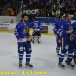 VIDEO: Táborští hokejisté oslavili postup do baráže lodičkou. Dnes jim začíná série v Šumperku