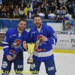 VIDEO: Táborští hokejisté oslavili postup do baráže lodičkou. Dnes jim začíná série v Šumperku