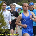 Velikonoční běh navštívili hvězdní běžci z celého kraje. Broušené vázy za vítězství odvezli Vaš a Šindelářová do Budějovic