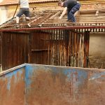 VIDEO: Dvorek knihovny ve Vodňanech se mění před očima. Dobrovolníci navlékli montérky