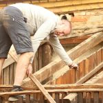 VIDEO: Dvorek knihovny ve Vodňanech se mění před očima. Dobrovolníci navlékli montérky