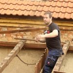 VIDEO: Dvorek knihovny ve Vodňanech se mění před očima. Dobrovolníci navlékli montérky