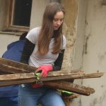 VIDEO: Dvorek knihovny ve Vodňanech se mění před očima. Dobrovolníci navlékli montérky