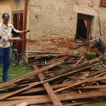 VIDEO: Dvorek knihovny ve Vodňanech se mění před očima. Dobrovolníci navlékli montérky