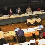 Dusno kolem bazénu: Výzva k rezignaci a tajné hlasování. Další zvýšení ceny prošlo o jediný hlas