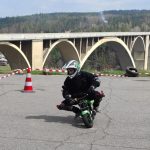 Mini motorky závodily u Podolského mostu
