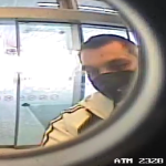 Chtěli vybrat peníze kradenou kartou. Hledá je policie