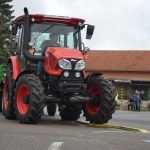 VIDEO: Studenti se utkali v jízdě zručnosti. Za volant traktoru usedly i čtyři dívky
