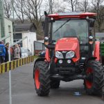 VIDEO: Studenti se utkali v jízdě zručnosti. Za volant traktoru usedly i čtyři dívky