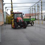 VIDEO: Studenti se utkali v jízdě zručnosti. Za volant traktoru usedly i čtyři dívky
