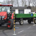 VIDEO: Studenti se utkali v jízdě zručnosti. Za volant traktoru usedly i čtyři dívky