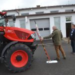 VIDEO: Studenti se utkali v jízdě zručnosti. Za volant traktoru usedly i čtyři dívky