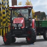 VIDEO: Studenti se utkali v jízdě zručnosti. Za volant traktoru usedly i čtyři dívky