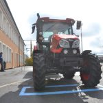VIDEO: Studenti se utkali v jízdě zručnosti. Za volant traktoru usedly i čtyři dívky