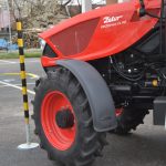 VIDEO: Studenti se utkali v jízdě zručnosti. Za volant traktoru usedly i čtyři dívky