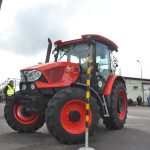 VIDEO: Studenti se utkali v jízdě zručnosti. Za volant traktoru usedly i čtyři dívky