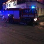 VIDEO: Požár vyhnal z ubytovny 24 lidí, krov se při zásahu hasičů zřítil