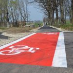Mačkov a Blatnou propojuje nová cyklostezka, lemují ji dřevořezby