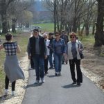 Mačkov a Blatnou propojuje nová cyklostezka, lemují ji dřevořezby