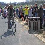 Mačkov a Blatnou propojuje nová cyklostezka, lemují ji dřevořezby